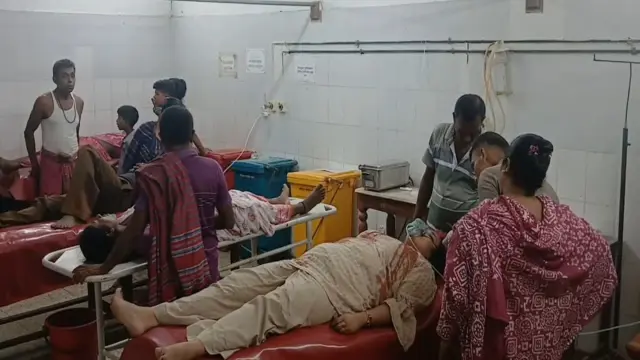 গোপালগঞ্জে পিকআপ ও প্রাইভেটকারের মুখোমুখি সংঘর্ষে তীর্থ যাত্রীসহ আহত-২৬
