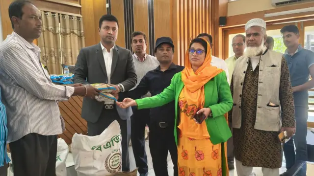 গোপালগঞ্জে প্রণোদনার ধান বীজ ও সার পেল সাড়ে চার হাজার কৃষক