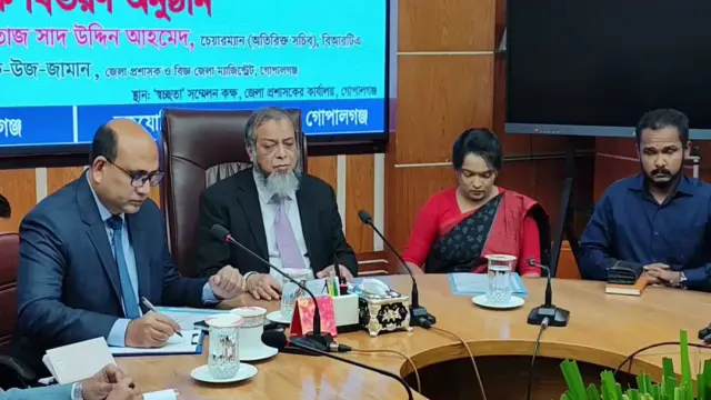 গোপালগঞ্জে সড়ক দুর্ঘটনায় নিহতের পরিবারের মাঝে অনুদানের চেক বিতরণ