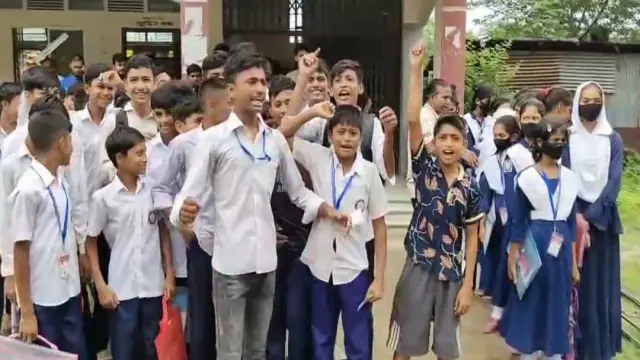 গোপালগঞ্জে শিক্ষকের বিরুদ্ধে ছাত্রীকে যৌন হয়রানি অভিযোগ, শিক্ষার্থীদের বিক্ষোভ, সাময়িক বহিস্কার