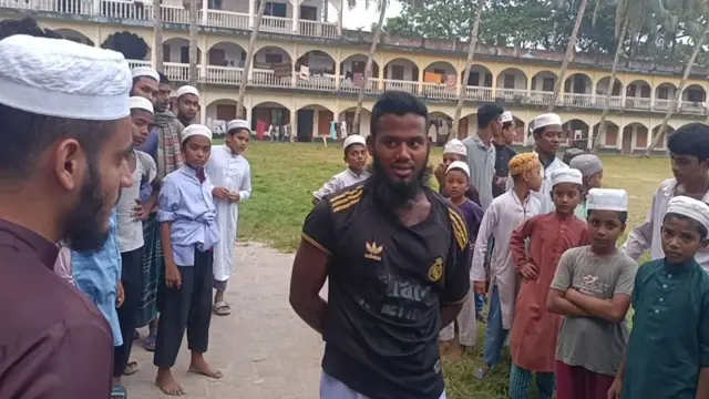 গোপালগঞ্জে স্কুল ছাত্রকে বলাৎকরের চেষ্টার অভিযোগে মাদ্রাসার ইমাম আটক