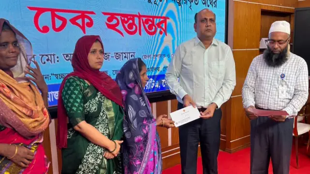 গোপালগঞ্জে সড়ক দুর্ঘটনায় ক্ষতিগ্রস্ত পরিবারের মাঝে ৩ কোটি ৪৬ লাখ টাকার চেক বিতরণ