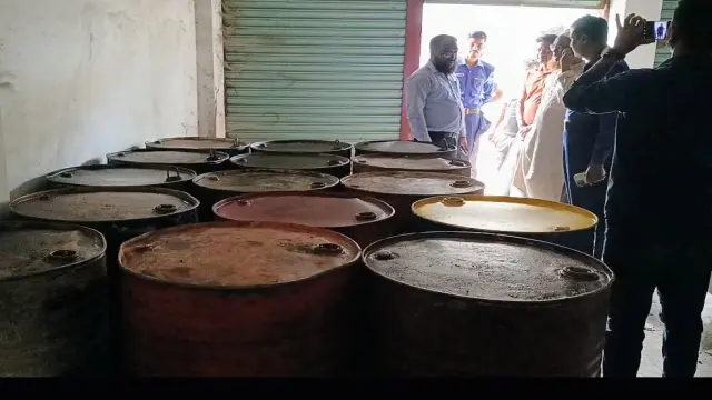 গোপালগঞ্জে তেলের মজুদ করায় ব্যবসায়ীকে ১০ হাজার টাকা জরিমানা