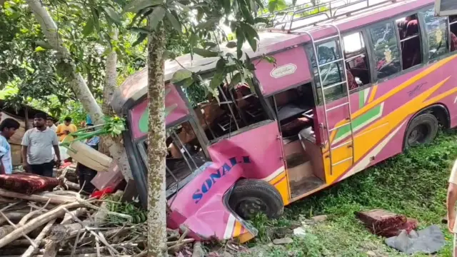 গোপালগঞ্জে ট্রাক ও বাসের মুখোমুখি সংঘর্ষে নারীসহ নিহত-৩, আহত ২০