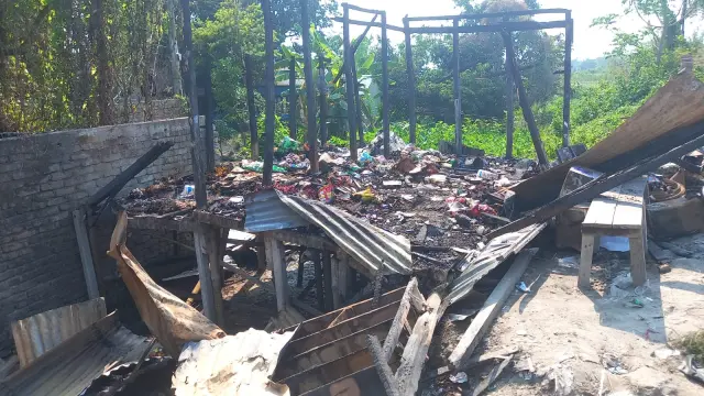 গোপালগঞ্জে ভয়াবহ অগ্নিকান্ডে পুড়ে গেছে দোকান, ১০ লাখ টাকার ক্ষয়ক্ষতি