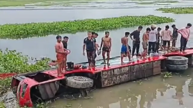 গোপালগঞ্জে যাত্রী ভাই বাস খালে, নিখোঁজ-১, আহত-২০