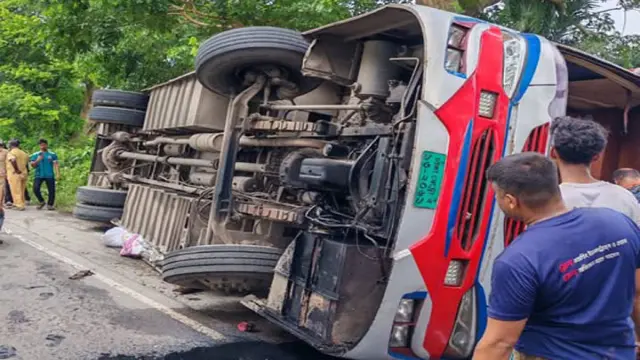 গোপালগঞ্জে যাত্রীবাহী বাস উল্টে ৬ শিশুসহ আহত-২০