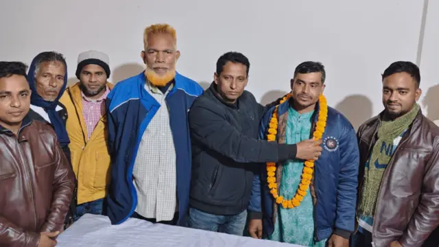 গোপালগঞ্জে যুবলীগ থেকে পদত্যাগ করার সাথে সাথেই মালা পড়িয়ে যুবদলে বরণ