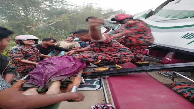 গৌরনদীতে বাস উল্টে খাদে, নিহত-১