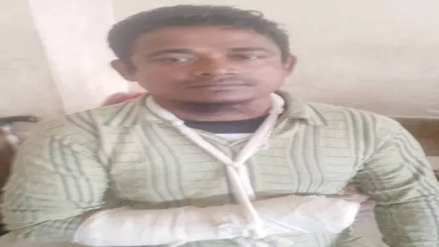 গৌরনদীতে স্বেচ্ছাসেবক  দল নেতাকে হাতুড়ি  পেটা