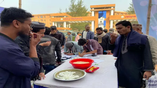 হাদির স্মরণে রাবি’র ভর্তি পরীক্ষায় ববিতে বাতাসা-মুড়ি বিতরণ