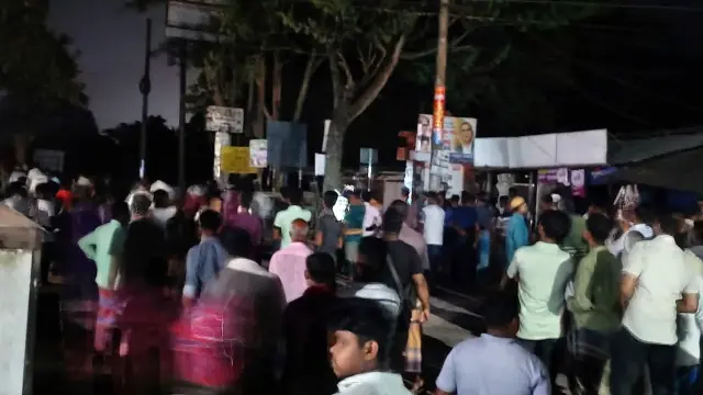 হামলা-পাল্টা হামলায়    রণক্ষেত্র গৌরনদীর    ভুরঘাটা