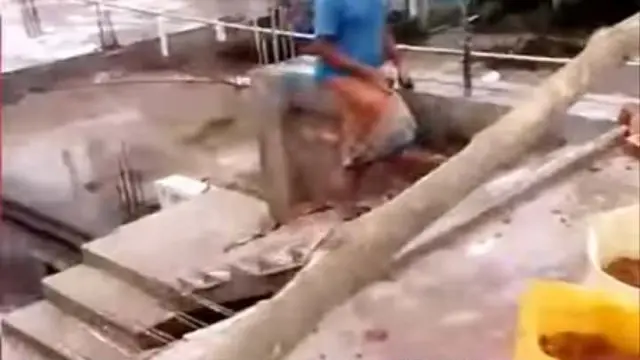 হাসপাতালের সামনে মেইন তারের ওপর বাঁশ পড়ে বিদ্যুৎ সংযোগ বিচ্ছিন্ন
