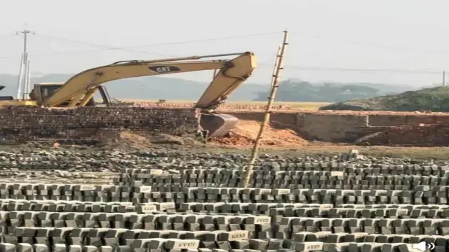 হিজলায় অবৈধ ইটভাটায় প্রশাসনের অভিযান।    গুঁড়িয়ে দেয়া হয়েছে পাঁচটি ইটভাটা।