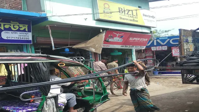 ইন্দুরকানী বাজারে মালবাহী ট্রাকের কারনে যাতায়াতে জনসাধারণের ভোগান্তি।