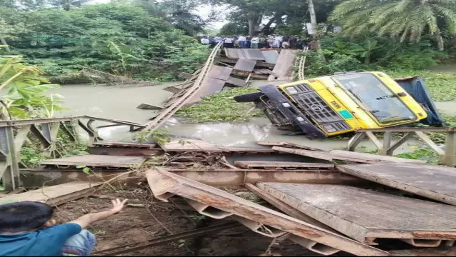 ইন্দুরকানীতে কয়লা বোঝাই ট্রাক নিয়ে খালের মধ্যে ভেঙে পড়েছে বেইলি ব্রিজ