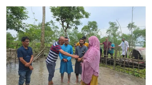 ইন্দুরকানীতে পানি বন্দি মানুষের ঘরে ঘরে ত্রাণ পৌঁছে দিলেন আলমগীর হোসেন