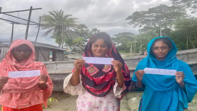 “জাতীয় পরিচয়পত্রে"র আবেদন প্রক্রিয়া সম্পন্ন করলেন  মান্থা  নারীরা