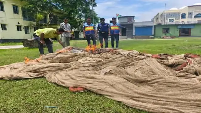 জিয়ানগরের বলেশ্বর নদীতে যৌথ অভিযানে ৩টি অবৈধ বাঁধা জাল জব্দ