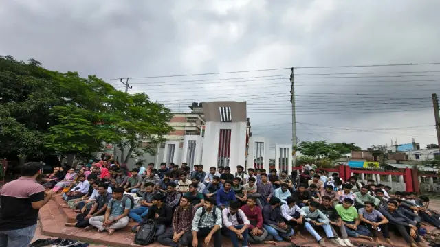 জুলাই গণঅভ্যুত্থান দিবস উপলক্ষে যবিপ্রবিতে ‘মম শির ২৪-এর অভ্যুত্থান’ ম্যাগাজিন বিতরণ