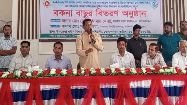 কাশিয়ানীতে জেলেদের মাঝে বকনা বাছুর বিতরণ করলেন এমপি সেলিমুজ্জামান