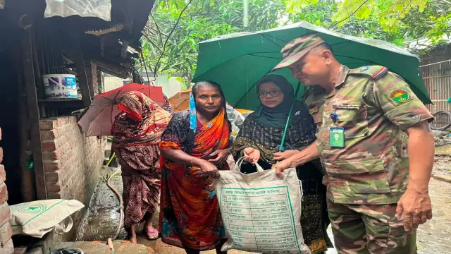 কেশবপুরে হরিহর নদীর পাড়ে ক্ষতিগ্রস্ত পরিবারের মাঝে ইউএনও