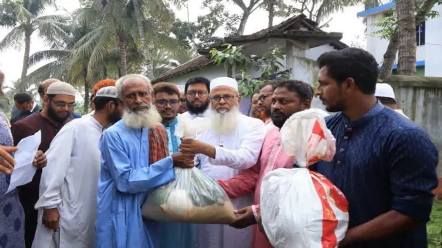 কেশবপুরে পানিবন্দি মানুষের পাশে এমপি মোক্তার আলী