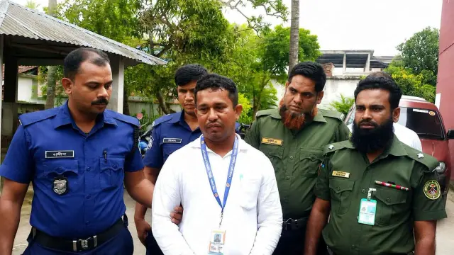 কেশবপুরে ভূয়া আয়কর কর্মকর্তা আটক।