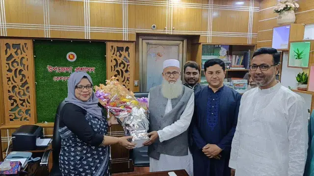 কেশবপুরের নবনির্বাচিত সংসদ সদস্যকে উপজেলা প্রশাসনের পক্ষে ফুলের শুভেচ্ছা বিনিময়।