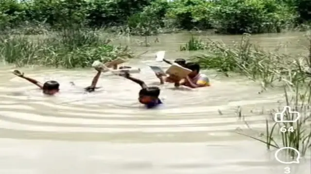 খাল সাঁতরে ভিজে স্কুলে আসার আগ্রহ হারাচ্ছে চরকারফারমার শিশুরা