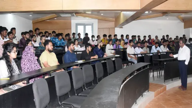 খুবিতে আকস্মিক ক্লাস পরিদর্শনে উপাচার্য    প্রযুক্তিগত দক্ষতা অর্জনে জোর দেওয়ার আহ্বান