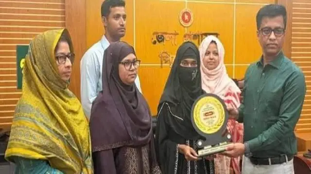 কন্যা সাহসিকতা সম্মাননা স্মারক পেল বাল্যবিবাহ ঠেকানো শিক্ষার্থী তাহমিনা