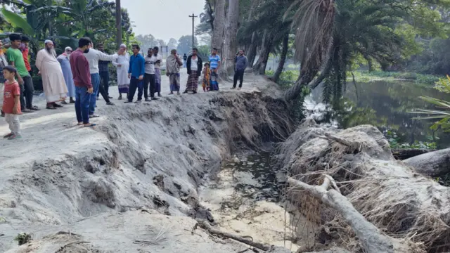 কোটালীপাড়ায় ড্রেজার দিয়ে খাল খনন, সড়ক ভেঙ্গে খালে