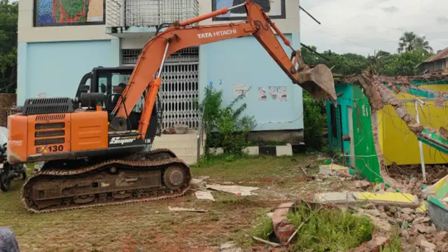 কোটালীপাড়ায় অবৈধভাবে গড়ে উঠা শতাধিক স্থাপনা উচ্ছেদ