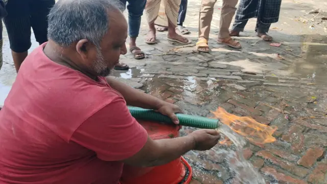 কোটালীপাড়ায় সাবমারসিবল পাম্পের পানির সাথে বের হচ্ছে গ্যাস, জ্বলছে আগুন
