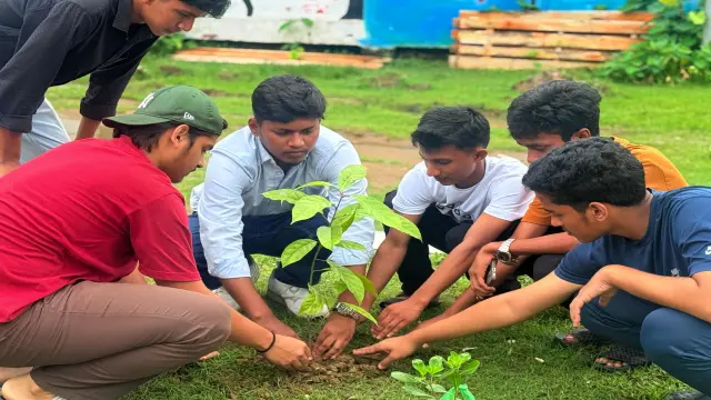 কুলাউড়ায় লাল সবুজের বৃক্ষরোপণ