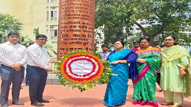 কুমিল্লা'য় জুলাই শহীদ দিবসে প্রশাসন-রাজনৈতিক  নেতৃবৃন্দের পুষ্পস্তবক অর্পণ