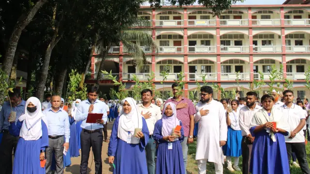 কুমিল্লায় সবুজ গাছের চারা হাতে নিয়ে মাদকের বিরুদ্ধে ৫০০ শিক্ষার্থীর শপথ।