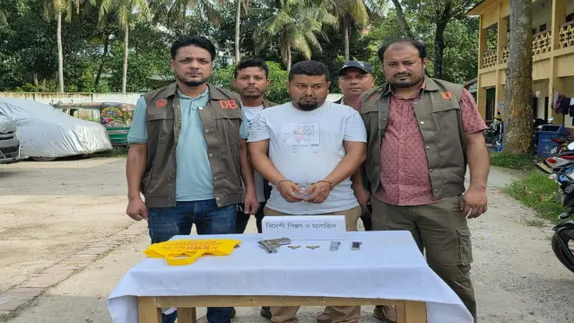 কুমিল্লা'য় শিক্ষার্থীকে গুলিবিদ্ধ করার অপরাধে পিস্তলসহ শীর্ষ সন্ত্রাসী অপু আটক