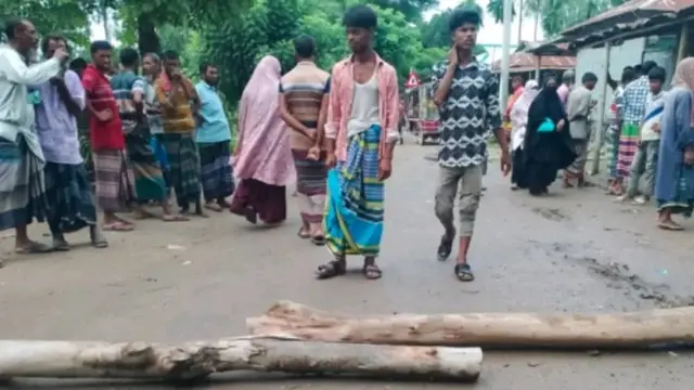 কুড়িগ্রামে সার না পেয়ে সড়ক অবরোধ কৃষি কর্মকর্তা অবরুদ্ধ