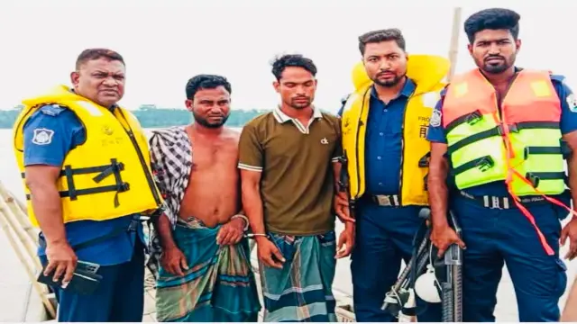 মেহেন্দিগঞ্জ ইলিশা নদীতে বাল্কহেডে চাঁদাবাজি করতে গিয়ে আটক-২