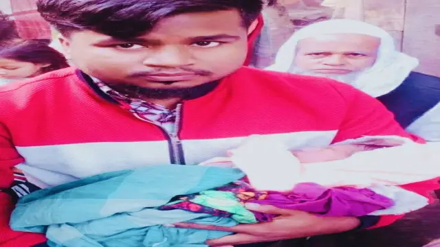 মেহেন্দিগঞ্জে পরিত্যক্ত টয়লেট থেকে নবজাতক শিশু উদ্ধার।