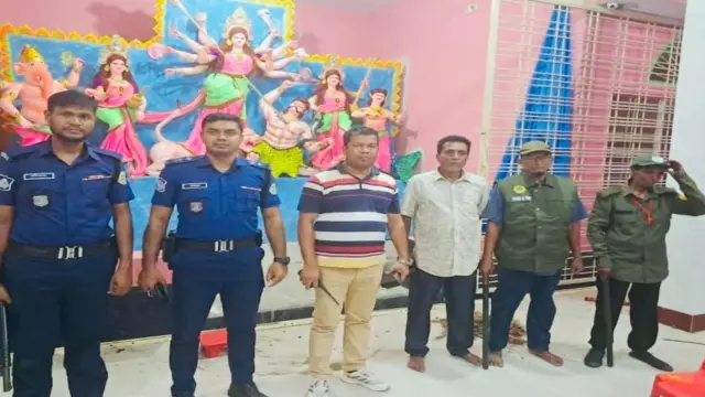 মেহেন্দিগঞ্জে শান্তিপূর্ণ ও নির্বিঘ্নে পূজা নিশ্চিত করতে ওসি মমিন এর বিভিন্ন মন্দির পরিদর্শন।