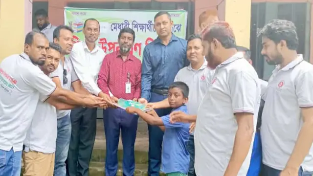 মুকসুদপুর রিপোর্টার্স ইউনিটির উদ্যোগে শিক্ষার্থীদের মাঝে শিক্ষা উপকরণ বিতরণ