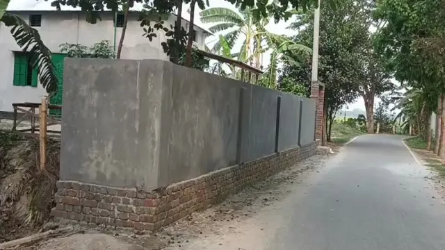 মুকসুদপুরে সরকারি সড়ক দখল করে ইউপি সদস্যর দেওয়াল নির্মাণের অভিযোগ