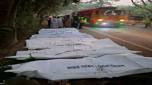 নাটোরে বাস-ট্রাক সংঘর্ষে নিহত ১৪, বরগুনা থেকে ১০ যাত্রী নিয়ে রওনা হয়েছিল বাসটি