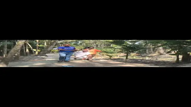 নেছারাবাদে ১০৫ বছরের বৃদ্ধার ভোটদান, হাত ধরে কেন্দ্রে নিলেন রুহুল আমিন