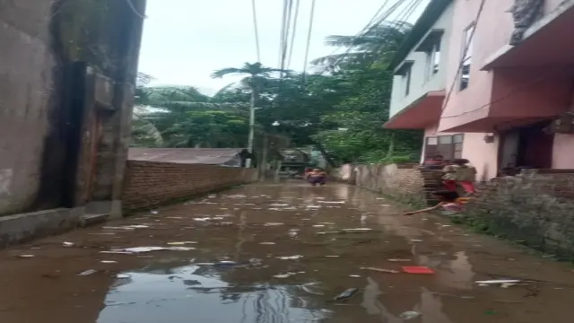 "নিম্নচাপে ভাসছে বরিশাল: অমানতগঞ্জ-পলাশপুর ডুবে, ড্রেনেজ ব্যবস্থায় চরম ভরাডুবি!