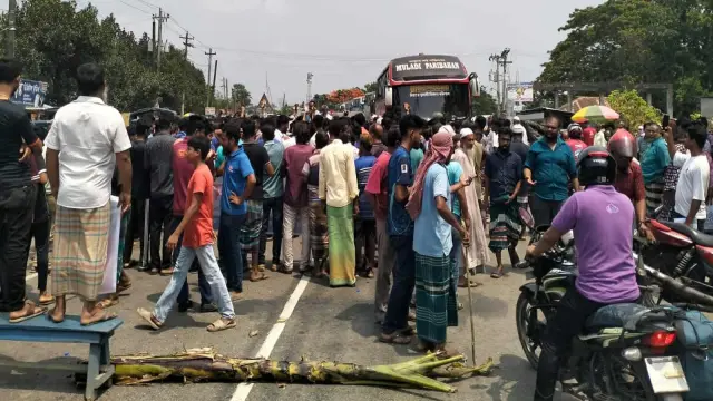 নিরাপদ মহাসড়কের দাবীতে    অবরোধ করে বিক্ষোভ