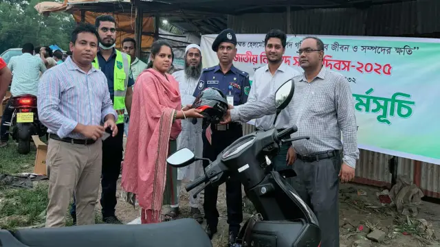 নিরাপদ সড়ক দিবসে হেলমেট  পেল মোটরসাইকেল চালকরা